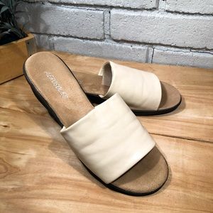 Aerosols creme/ivory slide sandals with open toe size 7.5